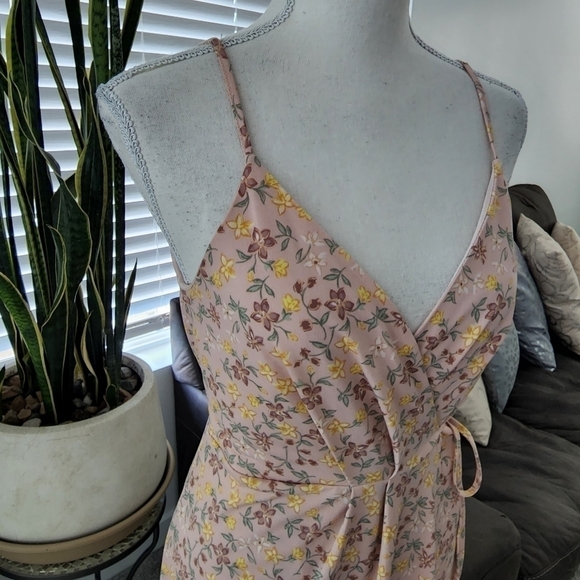 BCBGeration Wrap Floral Dress size xsmall. Good preowned condition. - Picture 4 of 8